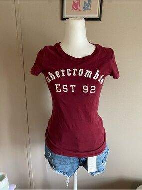 Cute burgundy Abercrombie and fitch shirt